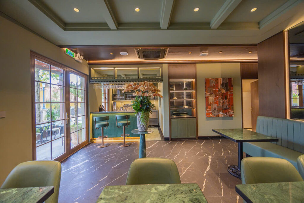 Khu café với bàn đá xanh