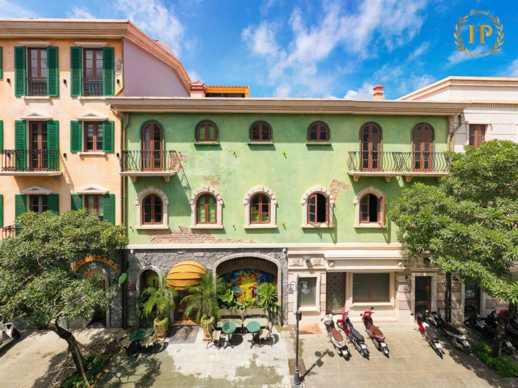 Mặt tiền Blessed Hotel