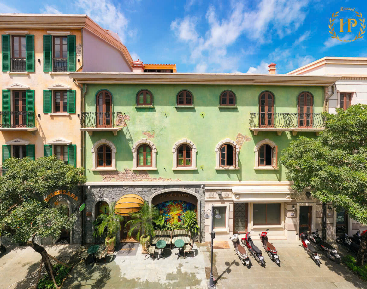 Mặt tiền Blessed Hotel