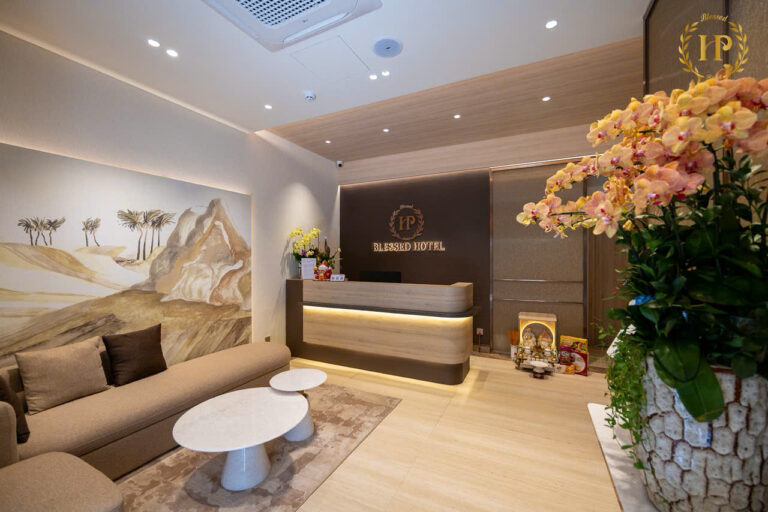 Sảnh lễ tân và khu sofa